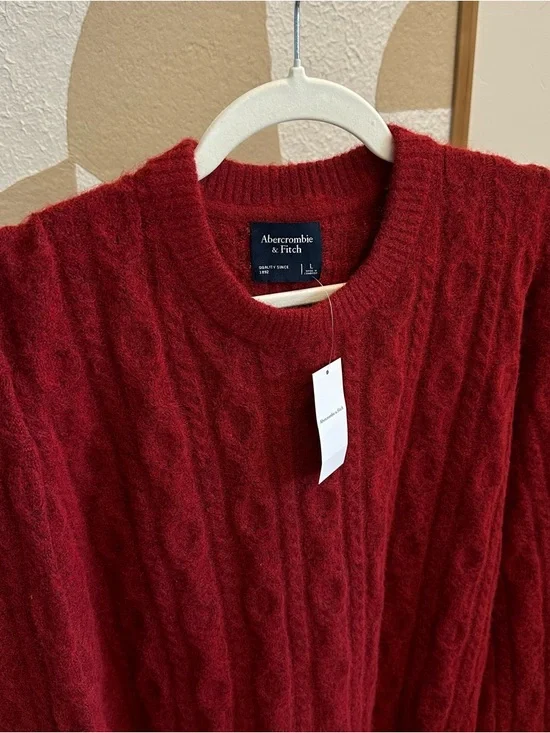 MEN’s Cable-Knit Crewneck Sweater - Picture 2 of 3